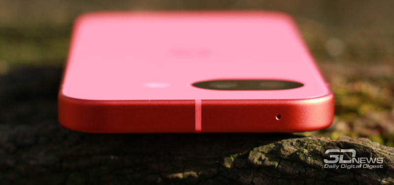  Google Pixel 10a верхняя грань: микрофон 