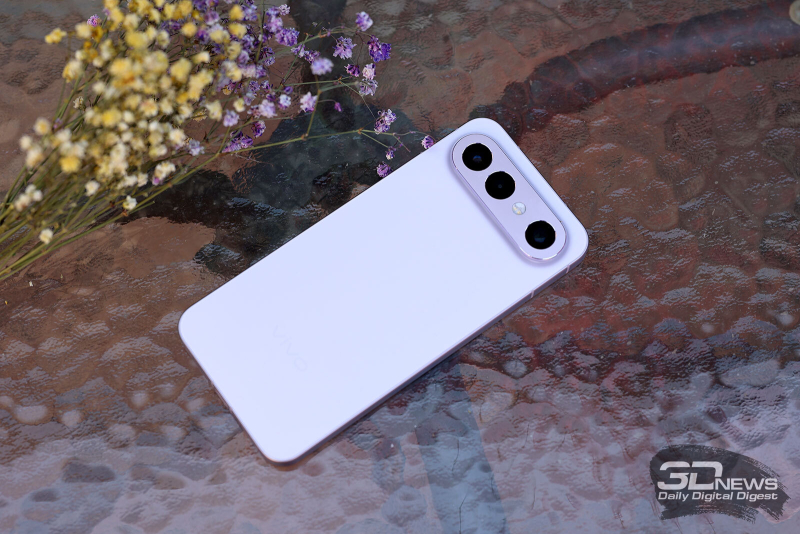  vivo X300 FE, задняя панель: в верхней части на поперечной плашке &mdash; три камеры и двойная светодиодная вспышка 