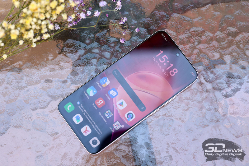  vivo X300 FE, лицевая панель: по центру в верхней части экрана &mdash; фронтальная камера в индивидуальном отверстии, под кромкой &mdash; разговорный динамик 