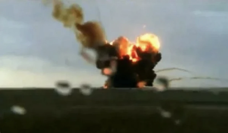 Взрыв упавшей ракеты-носителя «Протон-М». Тот самый случай, когда стрелка «Вверх» — это лишь рекомендация, которую можно оспорить с помощью хорошей кувалды. Фото Reuters.