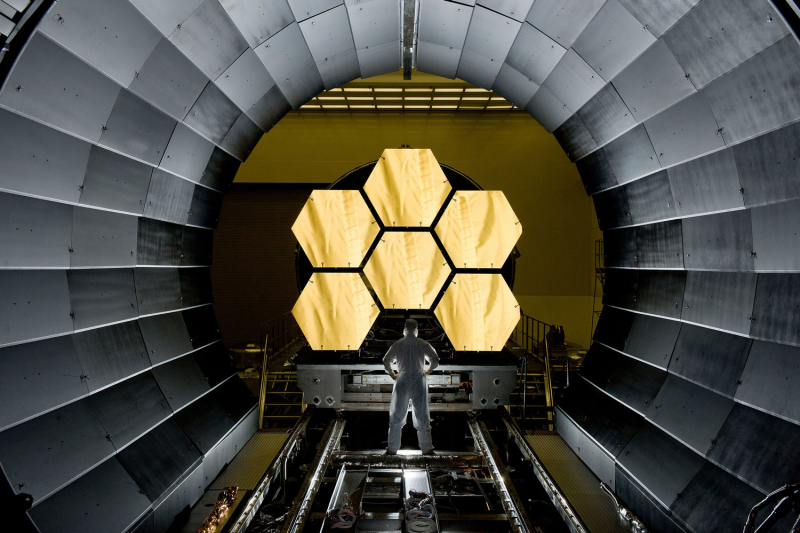  Зеркала James Webb Space Telescope (JWST) в чистой комнате как символа триумфа современных технологий тестирования. Когда код становится безупречным уравнением. Телескоп Джеймса Уэбба &mdash; живое доказательство того, что диктатура математики окупается сторицей. 