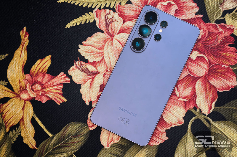  Samsung Galaxy S26 Ultra, задняя панель: в углу &mdash; четыре объектива камер, дополнительные сенсоры, светодиодная вспышка 