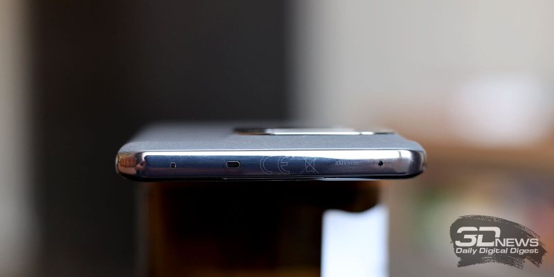  realme 16 Pro+, верхняя грань: два микрофона и дополнительная решетка динамика 