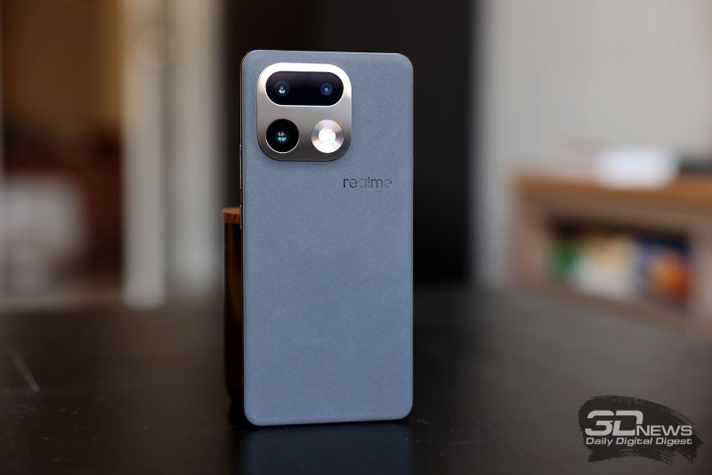  realme 16 Pro+, задняя панель: в верхней части &ndash; блок с тремя камерами и четверной светодиодной вспышкой 