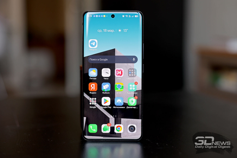  realme 16 Pro+, лицевая панель: по центру в верхней части экрана &mdash; фронтальная камера, под верхней кромкой &mdash; разговорный динамик 