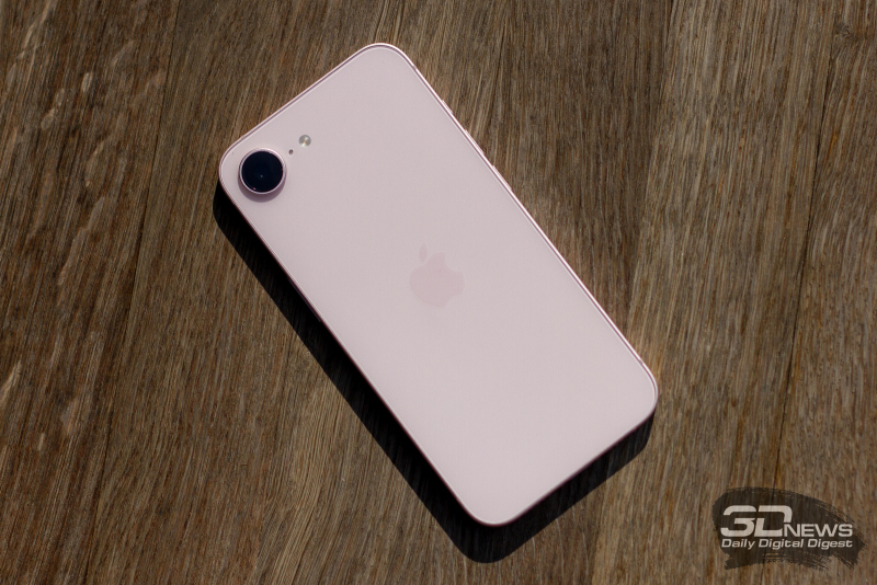  Apple iPhone 17e, задняя панель: в углу &mdash; одинокая тыльная камера, микрофон и одинарная вспышка 