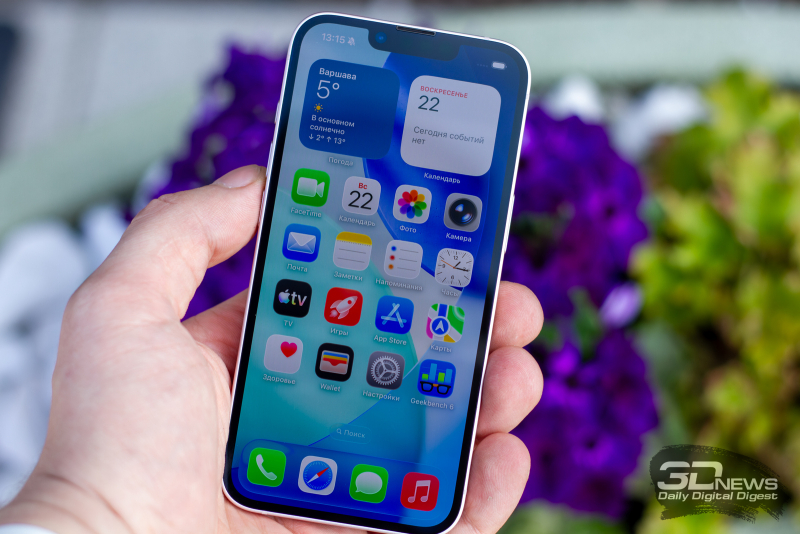  Apple iPhone 17e, лицевая панель: в верхней части экрана &mdash; вырез с фронтальной камерой и датчиком Face ID, над ним &mdash; прорезь разговорного динамика 