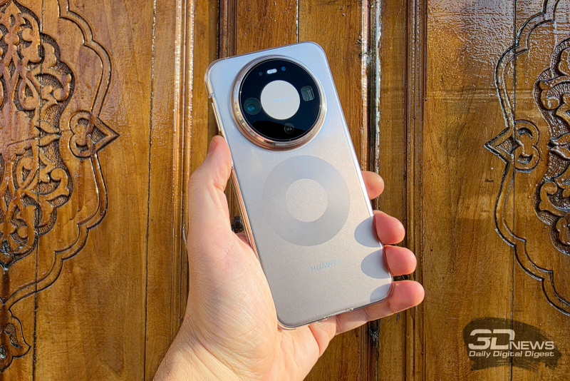  HUAWEI Mate 80 Pro в комплектном чехле 