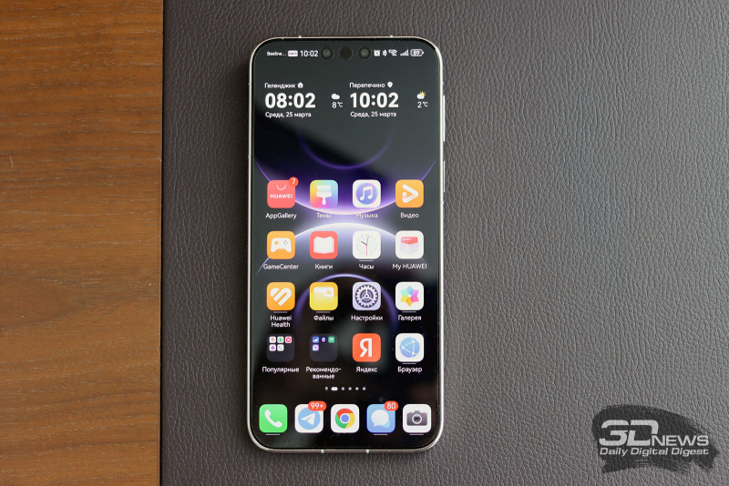  HUAWEI Mate 80 Pro, лицевая панель: фронтальная камера и пара дополнительных сенсоров в трех отверстиях в верхней части экрана, разговорный динамик под верхней кромкой корпуса 