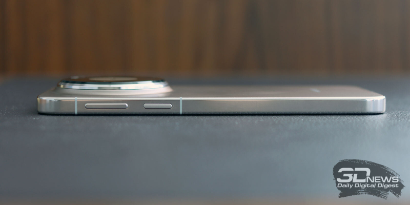  HUAWEI Mate 80 Pro, правая грань: клавиша питания со встроенным сканером отпечатков и клавиша регулировки громкости 