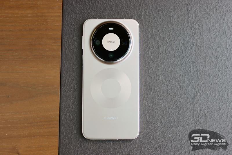  HUAWEI Mate 80 Pro, задняя панель: по центру &ndash; блок с тремя камерами, спектральным сенсором и двойной светодиодной вспышкой 