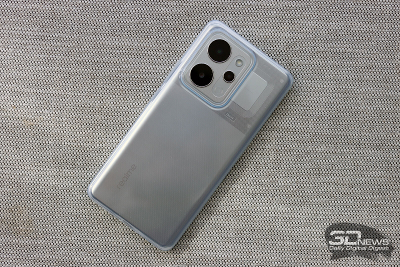  realme P4 Power в комплектном чехле из прозрачного силикона 