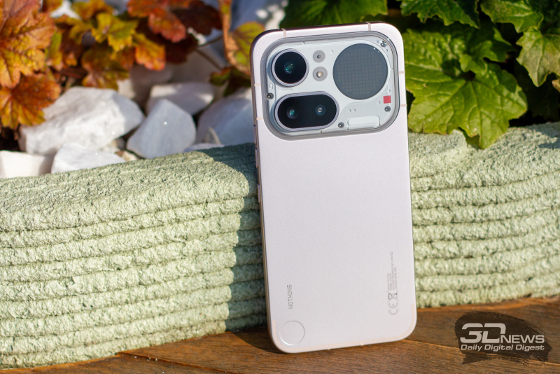  Nothing Phone (4a) Pro, задняя панель: в верхней части блок с тремя камерами, светодиодной вспышкой, светодиодным дисплеем Glyph Matrix и красным индикатором видеосъёмки. 