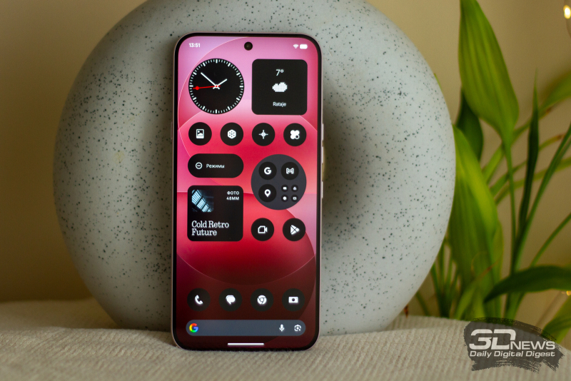  Nothing Phone (4a) Pro, лицевая панель: по центру в верхней части экрана &mdash; фронтальная камера, под верхней кромкой &mdash; разговорный динамик 