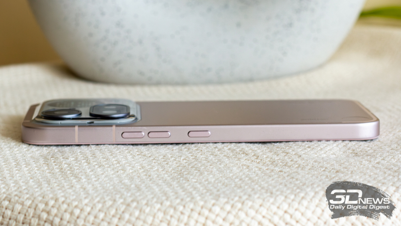  Nothing Phone (4a) Pro, правая грань: две полоски антенн, кнопка клавиши громкости, клавиша питания 