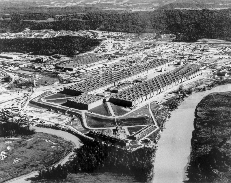  Завод K-25 в Оук-Ридже: здесь тефлон (он же фторопласт-4) вовсю укрощал агрессивный уран еще в 1940-х, не догадываясь о своей будущей славе на кухне. https://www.atomicarchive.com 