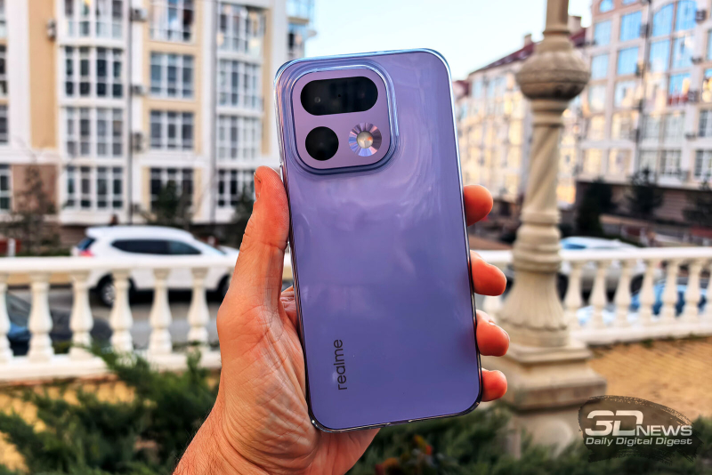  realme 16 Pro в комплектном чехле 