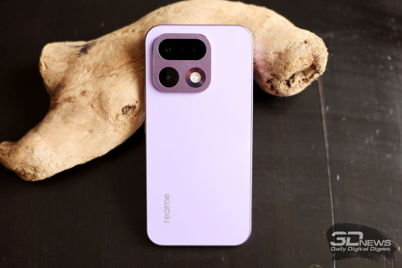  realme 16 Pro, задняя панель: в верхней части &ndash; блок с тремя камерами и четверной светодиодной вспышкой 