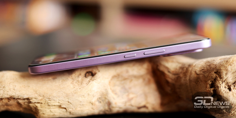  realme 16 Pro, правая грань: клавиша питания и клавиша регулировки громкости/спуска затвора камеры 