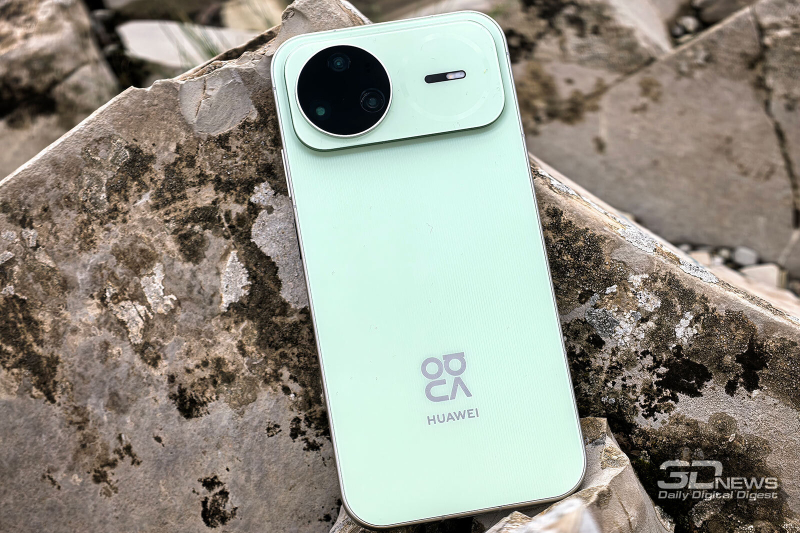  HUAWEI nova 15 Pro, задняя панель: в левом верхнем углу &mdash; блок с тремя камерами и сенсорами, правее &mdash; двойная вспышка и дополнительные датчики 