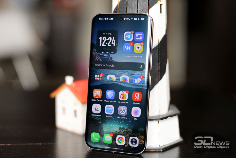  ECNO CAMON 50 Ultra, лицевая панель: в верхней части дисплея &mdash; фронтальная камера, разговорный динамик над кромкой дисплея 