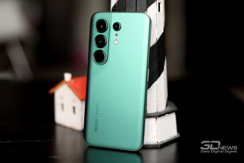  TECNO CAMON 50 Ultra, задняя панель: в углу &ndash; крупный блок с двумя камерами и датчиком FlashSnap; правее &ndash; ширрокоугольная камера, светодиодный индикатор и одинарная светодиодная вспышка 