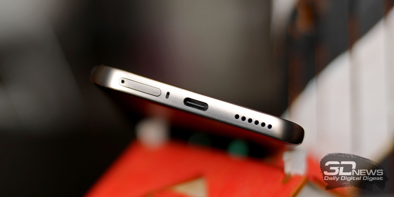  TECNO CAMON 50 Ultra, нижняя грань: микрофон, порт USB Type-C, динамик, слот для двух карточек Nano-SIM 