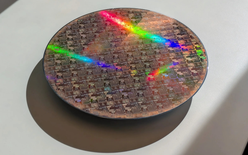  Кремниево-фотонные микросхемы для оптических межсоединений с пропускной способностью до 400 Гбит/с в дата-центрах уже изготавливают серийно на 300-мм пластинах (источник: Imec) 