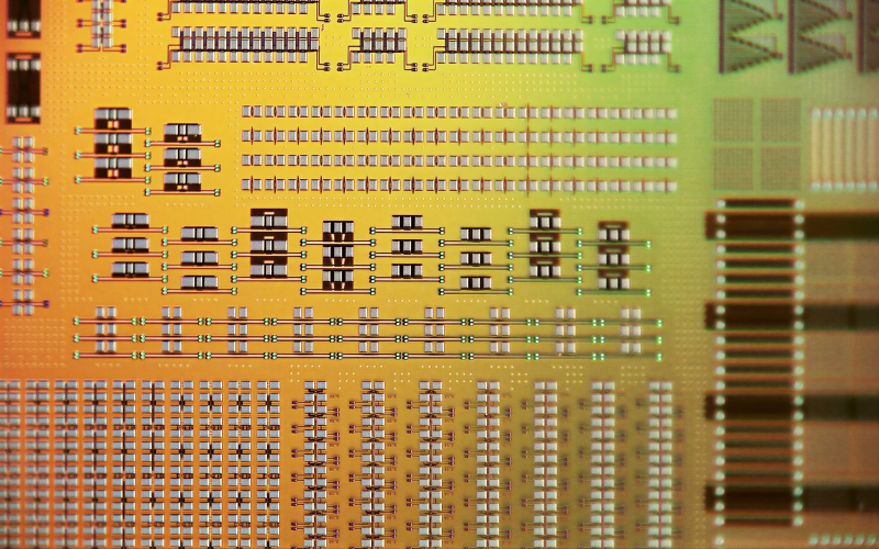  Представленный Imec в конце 2025 г. кремниевый электроабсорбционный модулятор обеспечивает, по заявлению компании, скорость передачи данных до 448 Гбит/с на линию &mdash; но, поскольку система кремниево-фотонная, отдельные её элементы по сравнению с &laquo;2-нм&raquo; чисто электронными схемами весьма макроскопичны (источник: Imec) 