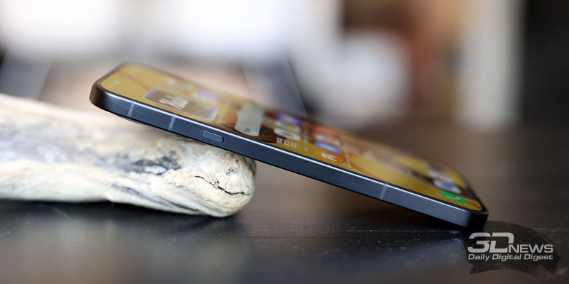  Infinix NOTE 60, правая грань: клавиша питания, клавиша регулировки громкости, панель с датчиками пульса и измерения кислорода в крови 