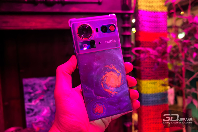  nubia Z80 Ultra в комплектном чехле 