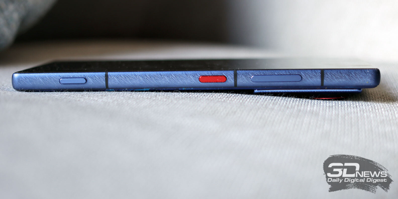  nubia Z80 Ultra, правая грань: клавиша питания, клавиша регулировки звука и кнопка включения и спуска камеры 