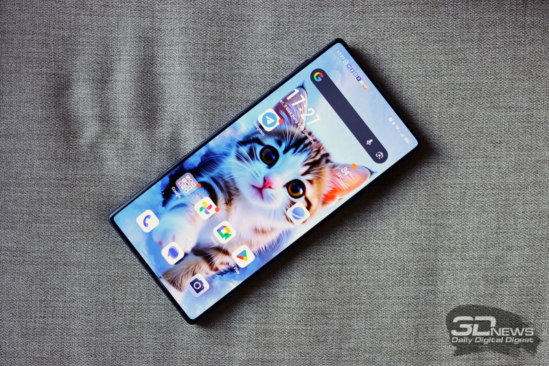  nubia Z80 Ultra, лицевая панель: под верхней кромкой &mdash; разговорный динамик, в верхней части экрана по центру &mdash; почти невидимая скрытая фронтальная камера 