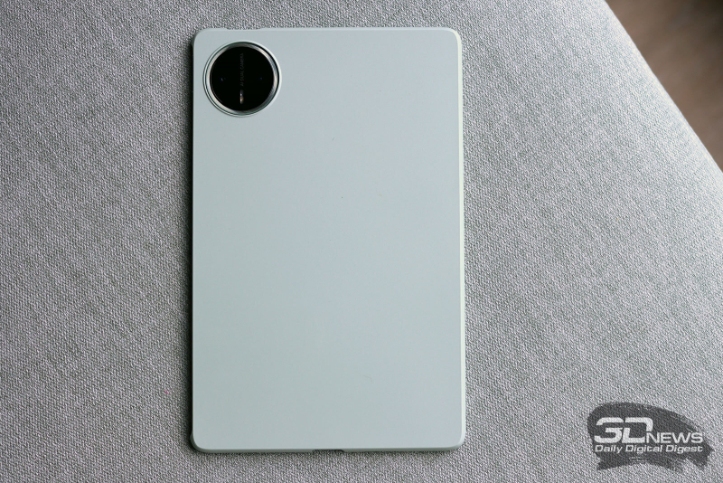  HUAWEI MatePad Mini в пластиковой крышке, составной части чехла 
