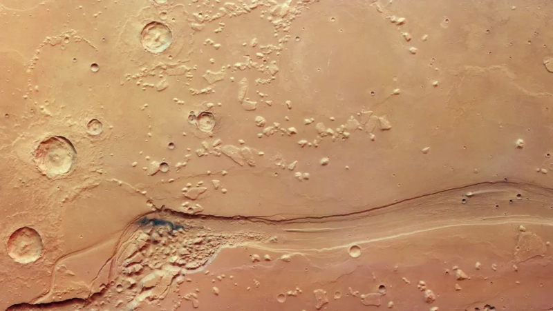  Изображение, полученное с помощью космического аппарата Mars Express Европейского космического агентства, показывает часть долины Шальбатана, крупного канала в экваториальной области Марса. Источник изображения: ESA/DLR/FU Berlin 