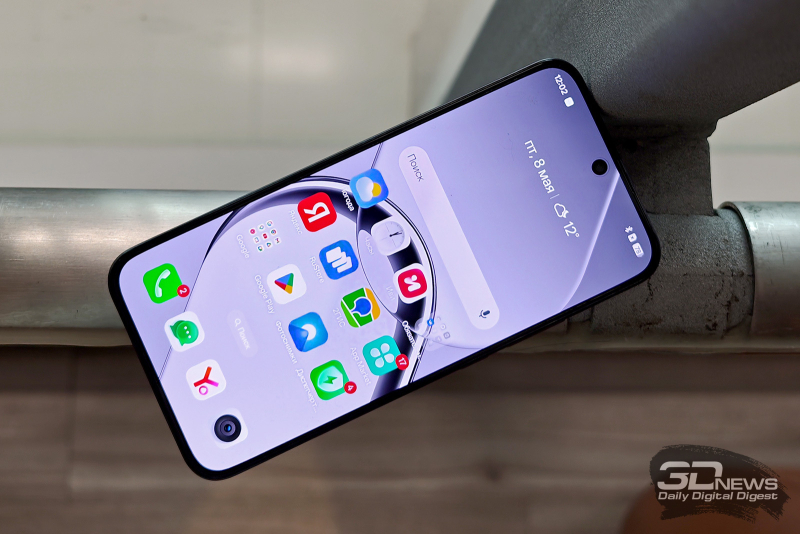  realme 16 5G, лицевая панель: по центру в верхней части экрана &mdash; фронтальная камера, под верхней кромкой &mdash; разговорный динамик 