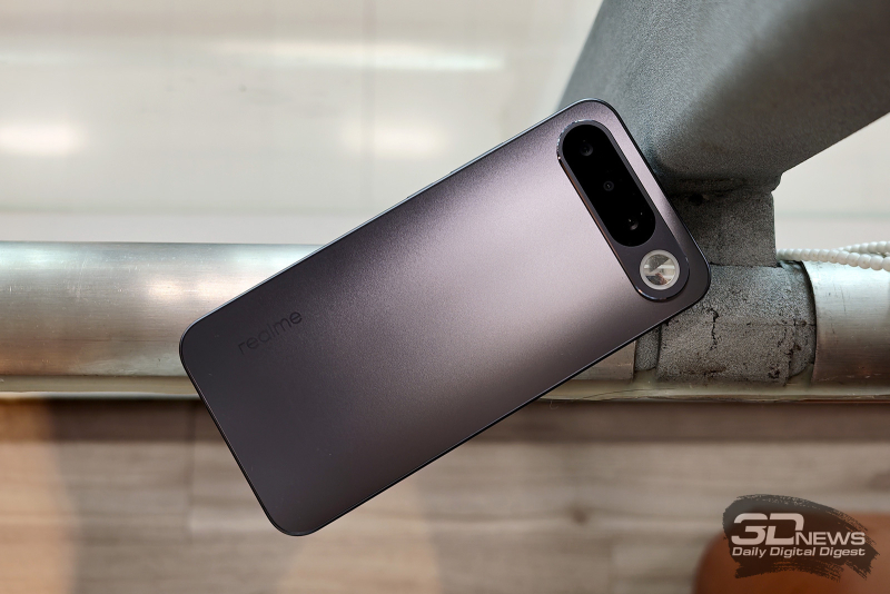  realme 16 5G, задняя панель: в верхней части &ndash; блок с основной камерой и дополнительными сенсорами, правее &ndash; зеркальце, обрамленное кольцевой вспышкой 