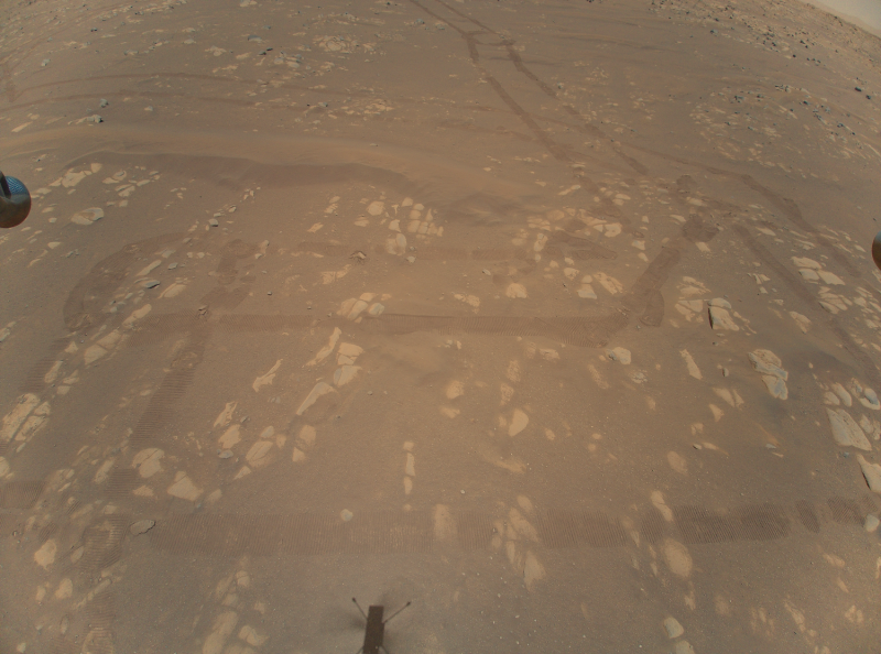  Первая аэрофотография Марса, сделанная 23 апреля 2021 года с вертолета. Фото NASA/JPL 