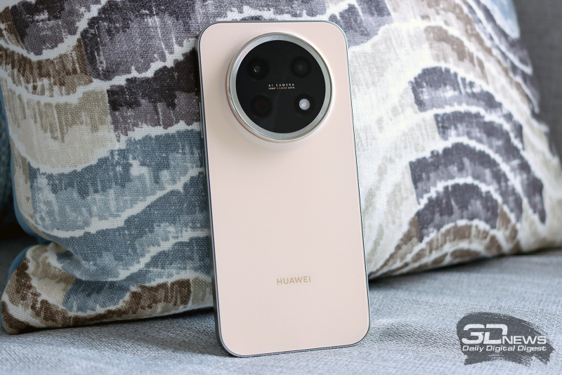  HUAWEI nova 15 MAX, задняя панель: по центру вверху &ndash; круглый блок с главной камерой, вспомогательным модулем, одинарной светодиодной вспышкой и заглушкой 