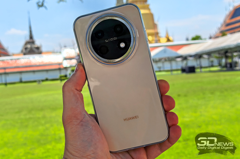  HUAWEI nova 15 MAX в комплектном чехле 