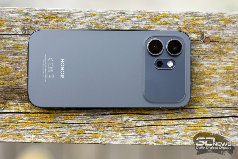  HONOR 600, задняя панель: в левом верхнем углу &ndash; две камеры, двойная светодиодная вспышка и дополнительные сенсоры 