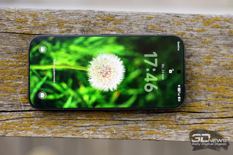  HONOR 600, лицевая панель: по центру в верхней части экрана &ndash; фронтальная камера в индивидуальном отверстии; выше, над кромкой экрана &mdash; тонкая прорезь разговорного динамика 