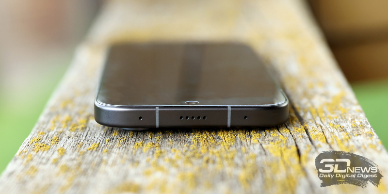  HONOR 600, верхняя грань: два микрофона и прорезь для вывода звука с разговорного динамика 