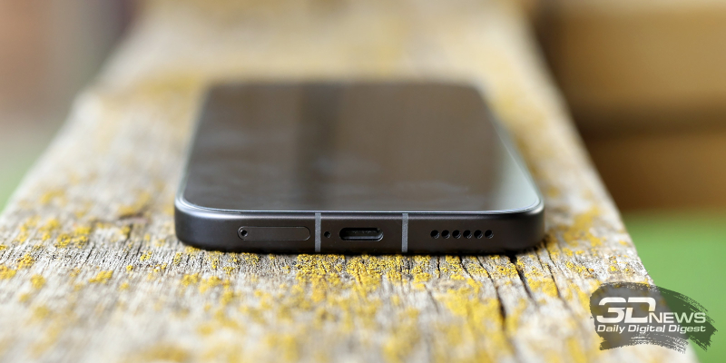 HONOR 600, нижняя грань: слот для SIM-карт, микрофон, порт USB Type-C и основной динамик 