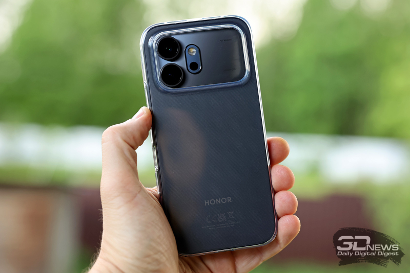  HONOR 600 в комплектном чехле 