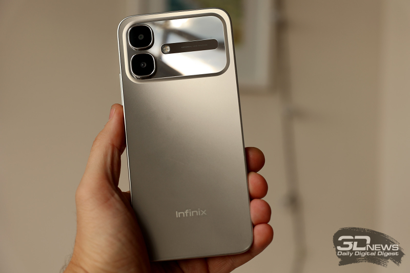  Infinix SMART 20, задняя панель: слева вверху &ndash; блок с двумя камерами (главная и вспомогательный модуль) и вспышкой, состоящей из двух светодиодов 
