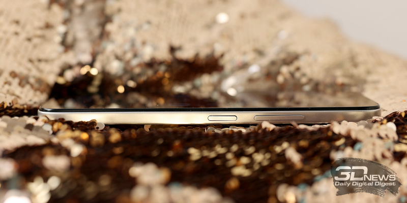  Infinix SMART 20, правая грань: клавиша питания с вмонтированным в нее сканером отпечатков и клавиша регулировки громкости/спуска затвора камеры 
