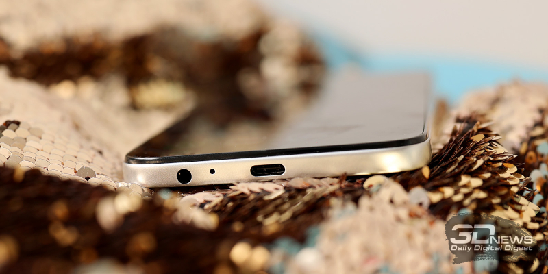 Infinix SMART 20, нижняя грань: мини-джек, микрофон и порт USB Type-C 