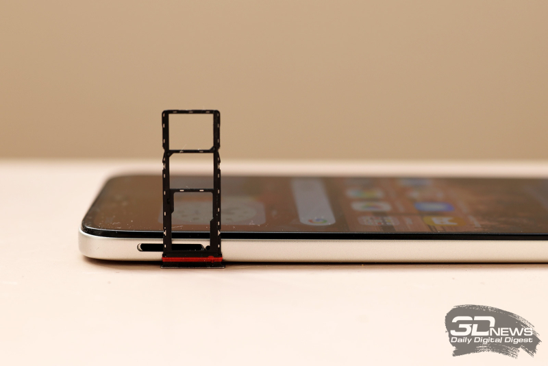  Infinix SMART 20, слот для двух карточек nano-SIM и карты памяти MicroSD 