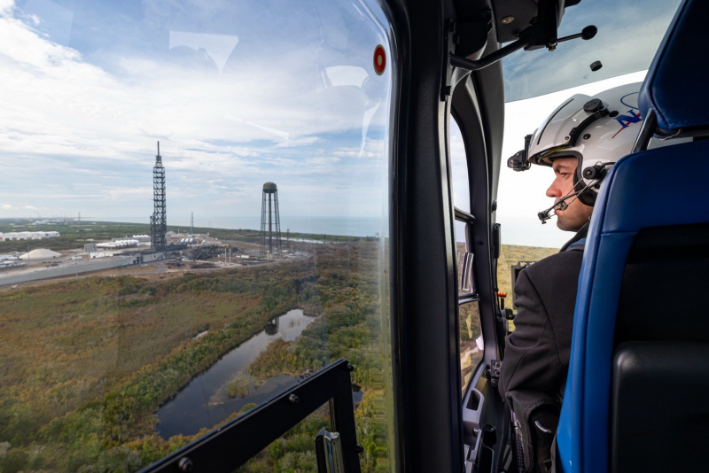  Администратор NASA Джаред Айзекман осматривает разрушения с вертолета. Фото NASAadmin. 